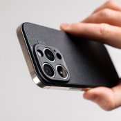 Süti NanoLeather PhoneBack til iPhone 17 Pro - Ravnsvart