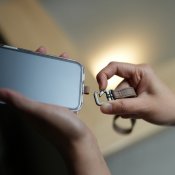 Moshi 2-i-1 håndleds-/kropsrem - Røgfarvet brun