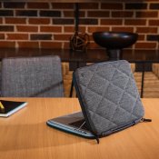 Twelve South SuitCase för MacBook Pro 14-tum - Elegant och hållbar skyddsväska med quiltad klädsel och termoformat skal - Mörkgr