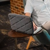 Twelve South SuitCase för MacBook Pro 14-tum - Elegant och hållbar skyddsväska med quiltad klädsel och termoformat skal - Mörkgr