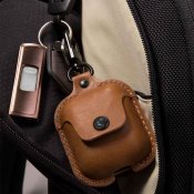 Twelve South AirSnap för AirPods – Skyddsfodral i äkta läder med klämma – Cognac