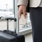 Satechi OntheGo™ Qi2 10K Magnetisk Power Bank med stativ - Sand