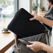 Pipetto Classic Fit -suojatasku MacBook Air 15:lle - Musta