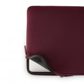 Pipetto Classic Fit Sleeve för MacBook Pro 14/Air 13.6 - Vinröd