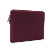 Pipetto Classic Fit Sleeve för MacBook Pro 14/Air 13.6 - Vinröd