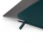 Pipetto Classic Fit -suojatasku MacBook Pro 14:lle/Air 13,6:lle - Tumma sinivihreä