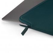 Pipetto Classic Fit -suojatasku MacBook Pro 14:lle/Air 13,6:lle - Tumma sinivihreä