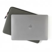 Pipetto Classic Fit Sleeve för MacBook Pro 14/Air 13.6 - Militärgrön