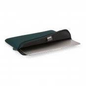 Pipetto Classic Fit-etui til MacBook Neo - Mørk petrol