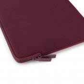 Pipetto Classic Fit Sleeve för MacBook Pro 14/Air 13.6 - Vinröd