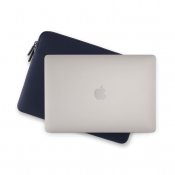 Pipetto Classic Fit-fodral för MacBook Pro 14/Air 13,6 - Mörkblå