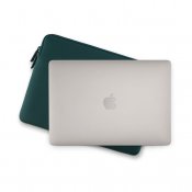 Pipetto Classic Fit -suojatasku MacBook Pro 14:lle/Air 13,6:lle - Tumma sinivihreä