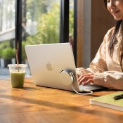 Satechi OntheGo™ 5-i-1 multiportadapter til MacBook Neo - Sølv