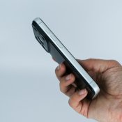 Süti PhoneBack iPhone 18 Pro Maxille - Huurrettu musta merisuola