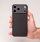 Süti NanoLeather PhoneBack iPhone 18 Prolle - Korpinmusta