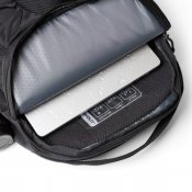 UAG Dryout 22L -reppu kahdella olkahihnalla - Musta