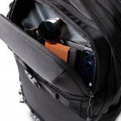 UAG Dryout 22L -reppu kahdella olkahihnalla - Musta