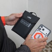UAG Dryout Phone Rescue Pouch -kosteudenpoistopussi puhelimelle - Musta