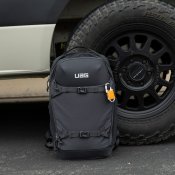 UAG Dryout 22L -reppu kahdella olkahihnalla - Musta