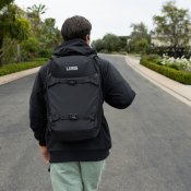 UAG Dryout 22L -reppu kahdella olkahihnalla - Musta