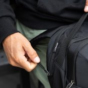 UAG Dryout 22L -reppu kahdella olkahihnalla - Musta