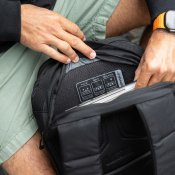 UAG Dryout 22L -reppu kahdella olkahihnalla - Musta
