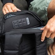 UAG Dryout 22L -reppu kahdella olkahihnalla - Musta