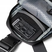 UAG Dryout Tech Sling -olkalaukku - Musta