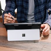 UAG Scout käsihihnalla Microsoft Surface Pro 1st Edition 12" -laitteelle - Musta