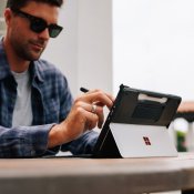 UAG Scout käsihihnalla Microsoft Surface Pro 1st Edition 12" -laitteelle - Musta