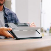 UAG Scout käsihihnalla Microsoft Surface Pro 1st Edition 12" -laitteelle - Musta
